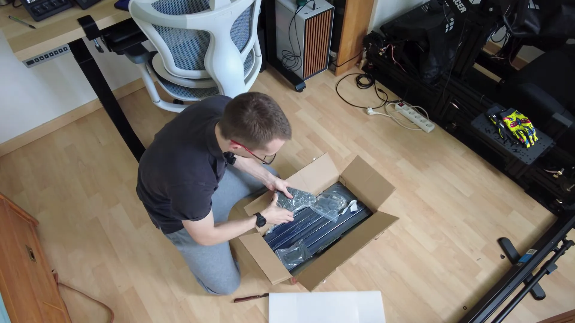 Le déballage, à même le sol. Trak Racer conseille d'ouvrir ses cartons sur un sol dur : il peut rester des copeaux d'aluminium.