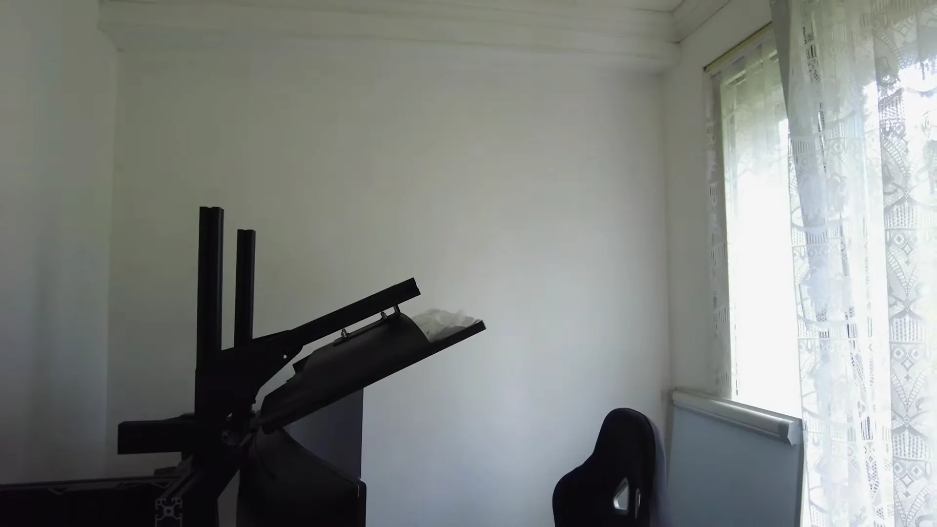 Il tient, incliné vers le bas par les plaques de pivot. Un montage intuitif, et un résultat que je vous recommande réellement.