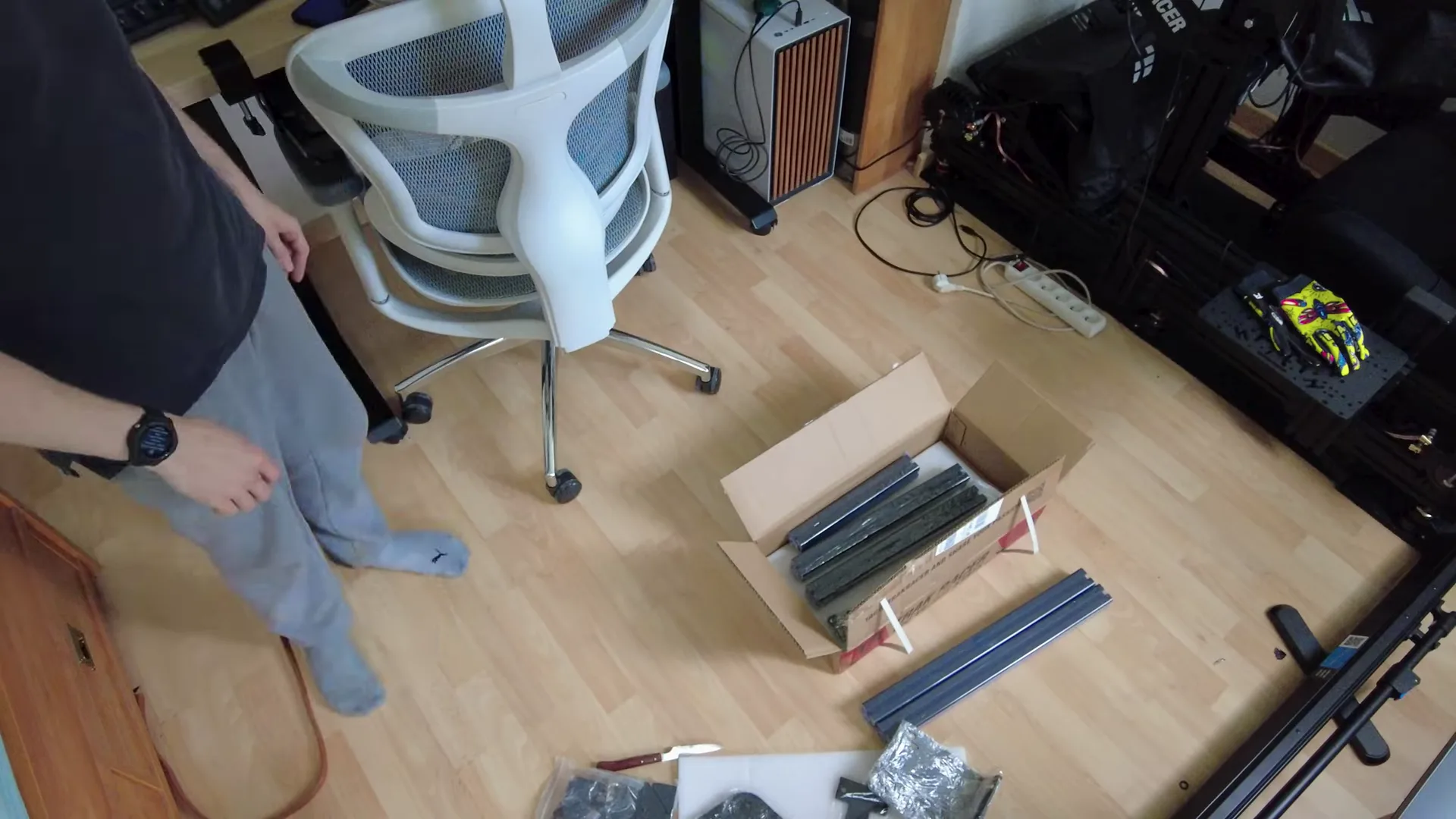 Tout est sorti : les profilés noirs d'un côté, les sachets de visserie de l'autre. Cochez la liste du manuel avant de commencer.
