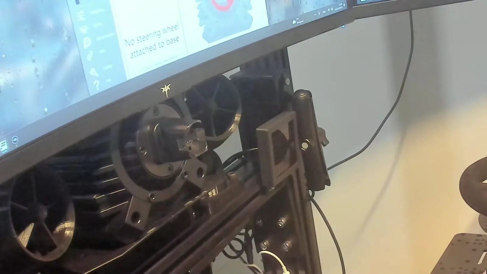 Volant BMW retiré, le pilote Fanatec ne voit plus rien. C'est le moment de clipser le volant monté sur le Simube.