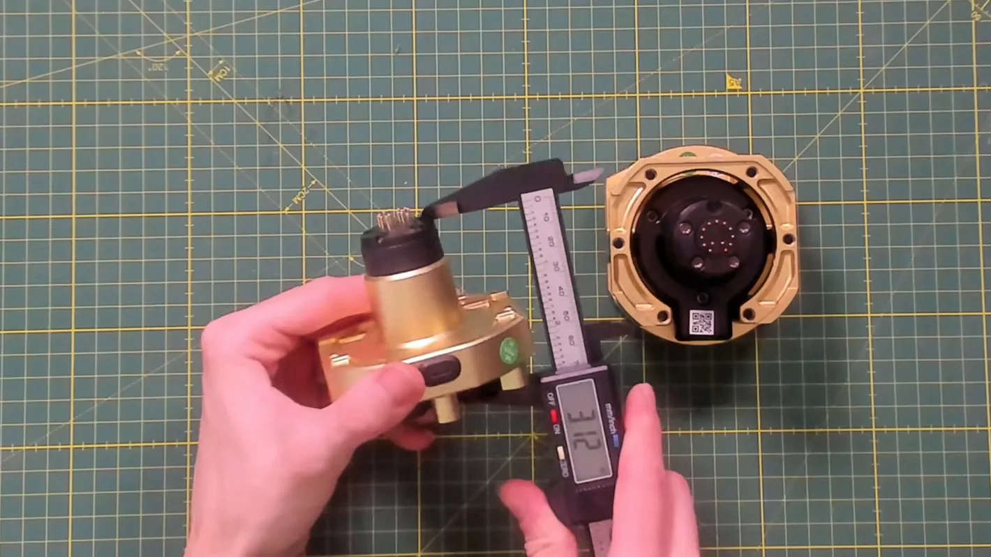 31 mm pour le Simube au pied à coulisse, 38 pour le Fanatec posé à côté. Dans la vidéo, je dis centimètres : ce sont bien des millimètres.