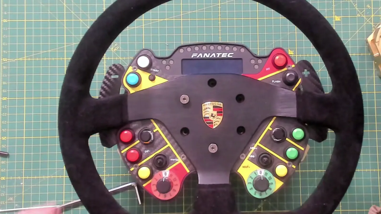 Jante, module Endurance et palettes : le volant complet, monté sur le Simube. Le plus galère, c'est d'aligner les trous de la jante.
