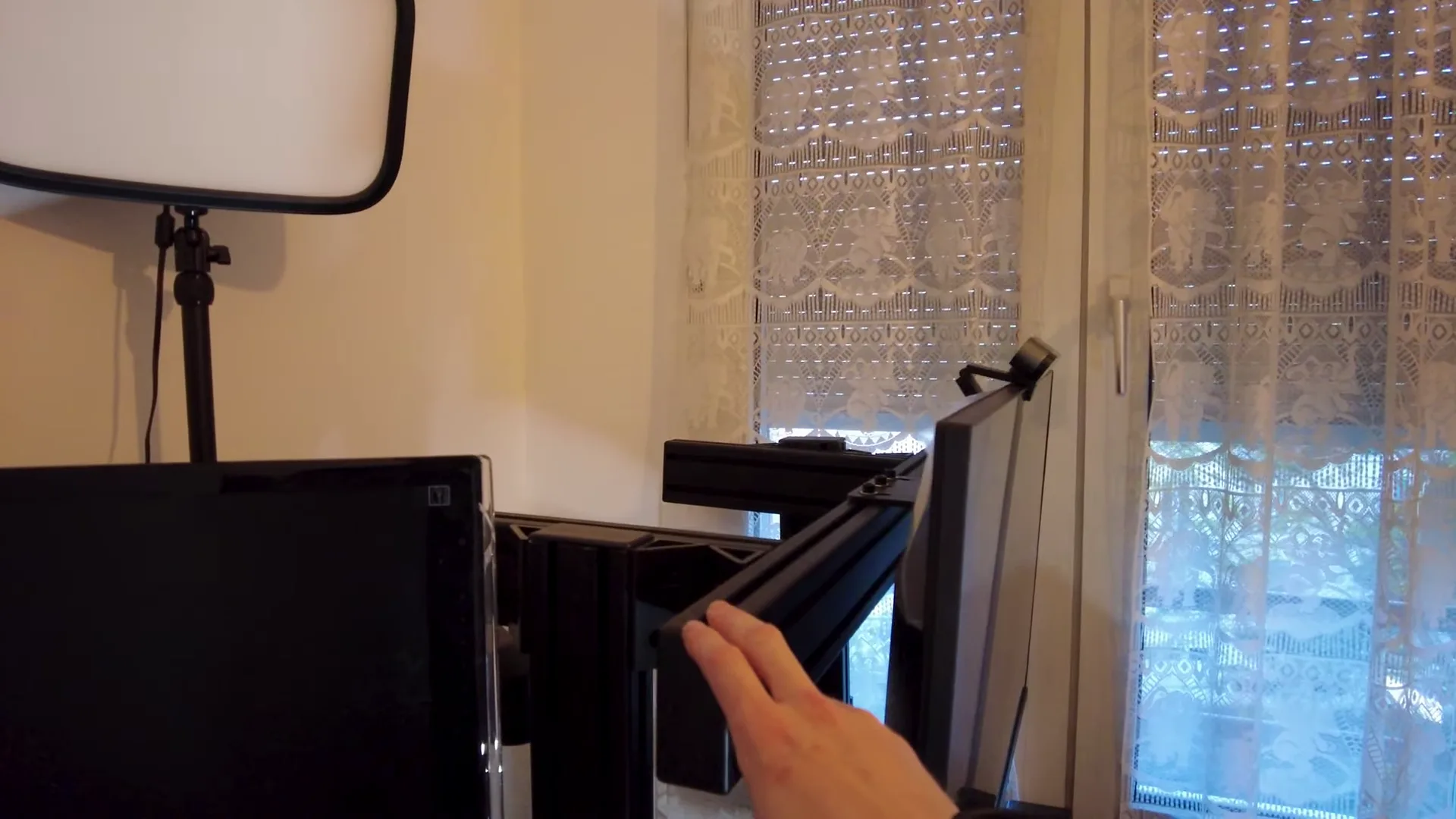 Ce support, je suis content de l'avoir pris grand. Pour un triple écran, il faudrait quand même lui ajouter des bras sur les côtés.
