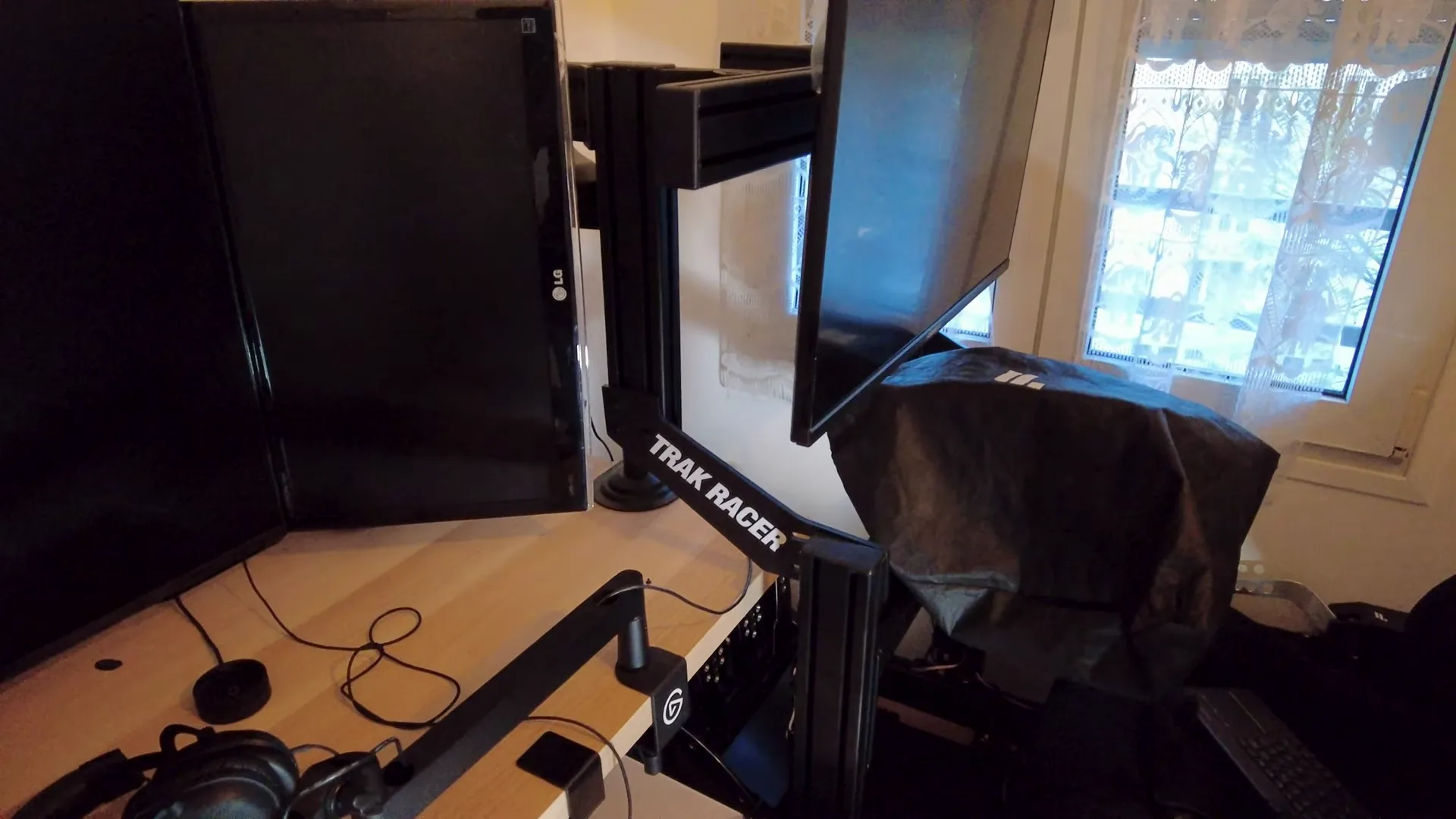 Le support du châssis et son Gigabyte. Ultrawide ou triple, il fallait l'adapter, et le Gigabyte, je le voyais déjà au-dessus, en quatrième écran.