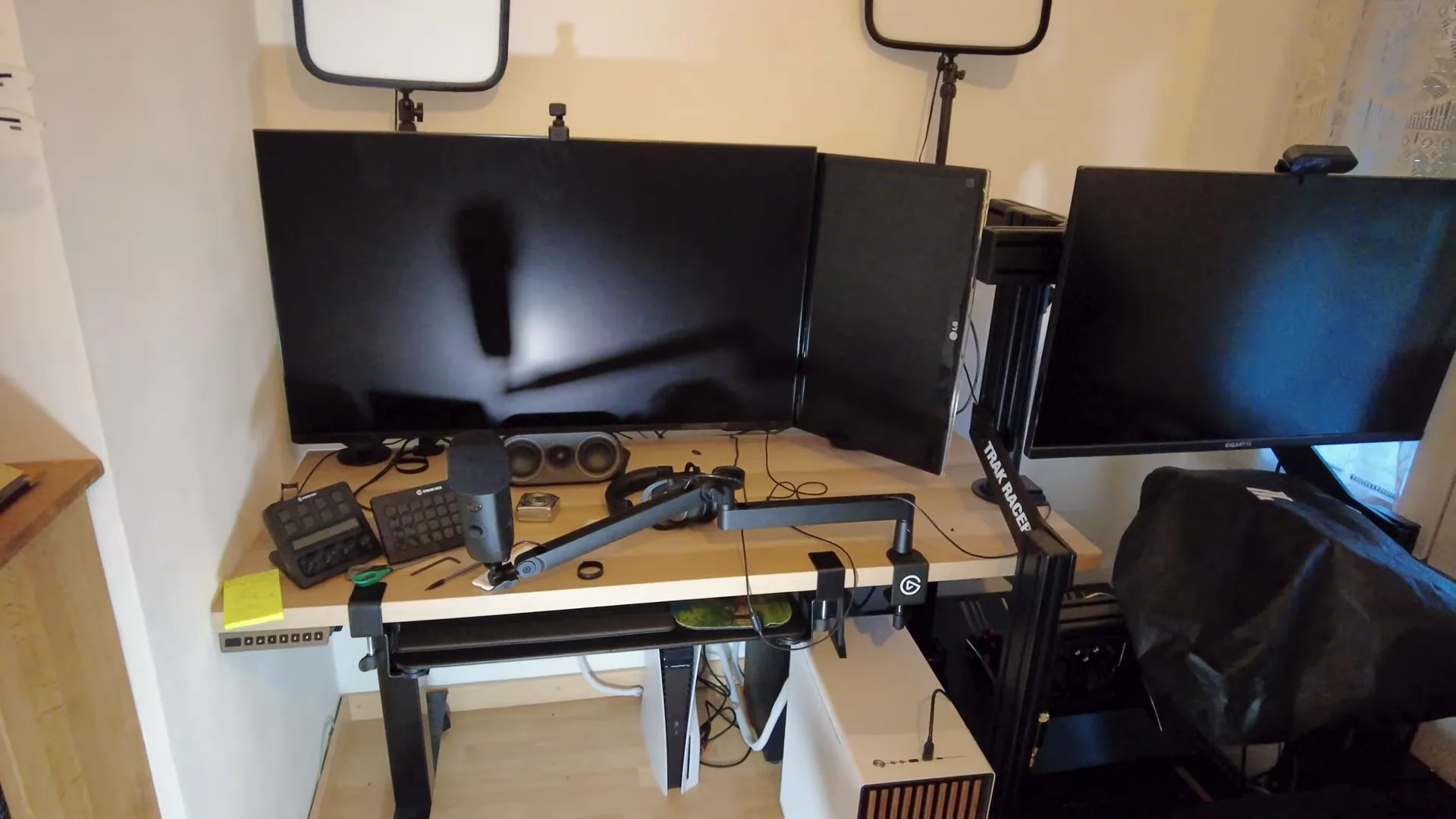 Mon bureau assis-debout occupait le plus grand espace de la pièce. L'idée : y installer le setup, et pousser le bureau à sa place.