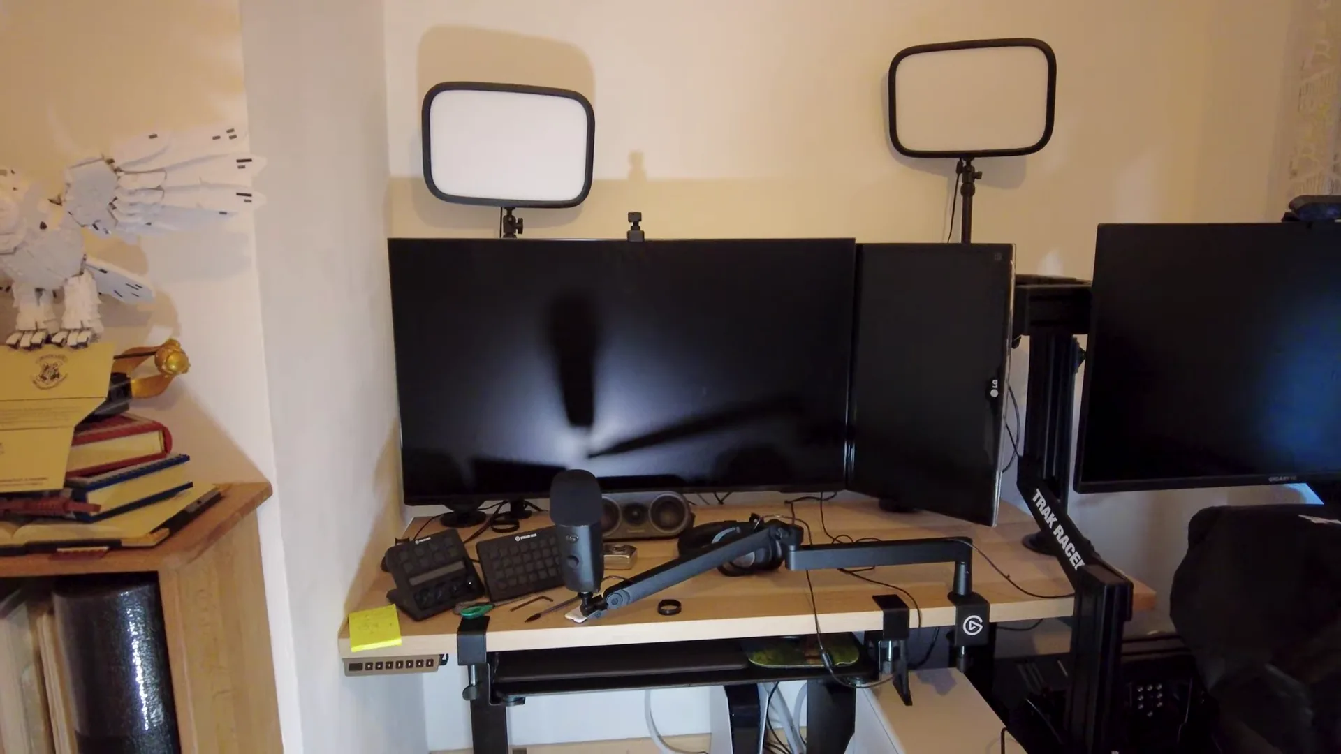 Ce coin, c'est là que le setup devait aller. Une fois le bureau déplacé, j'y ai mesuré quasiment 1,40 m : pas assez pour trois 32 pouces.