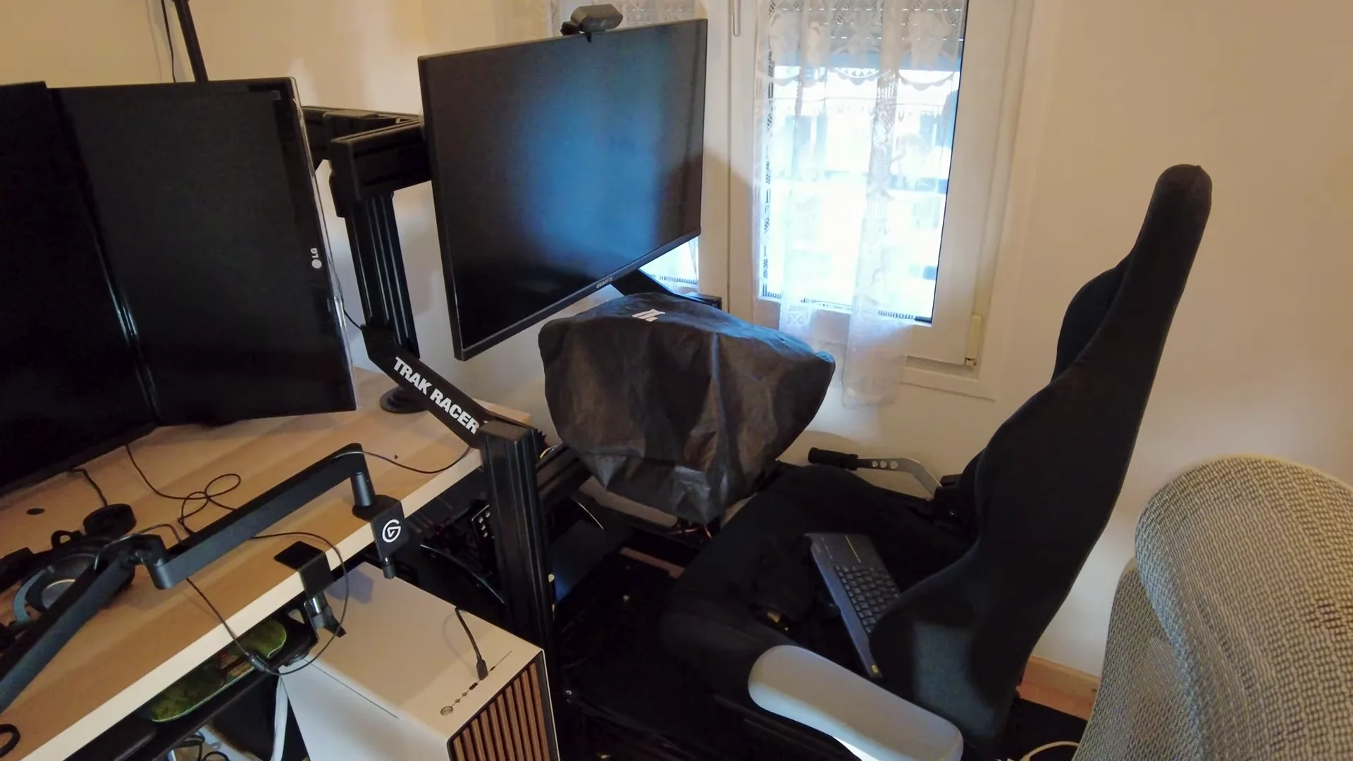 Le setup tel qu'il était, devant la fenêtre, avec le Gigabyte sur le support du châssis. C'est cet écran que je voulais remplacer.