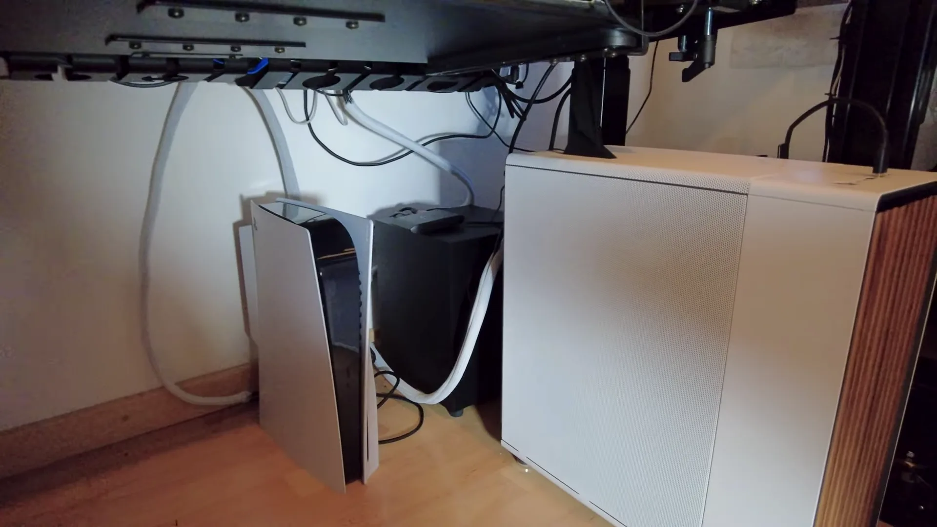 La tour, sous le bureau, devait servir au setup comme au bureau. Chaque écran en plus, c'est un câble de plus à tirer jusqu'à elle.