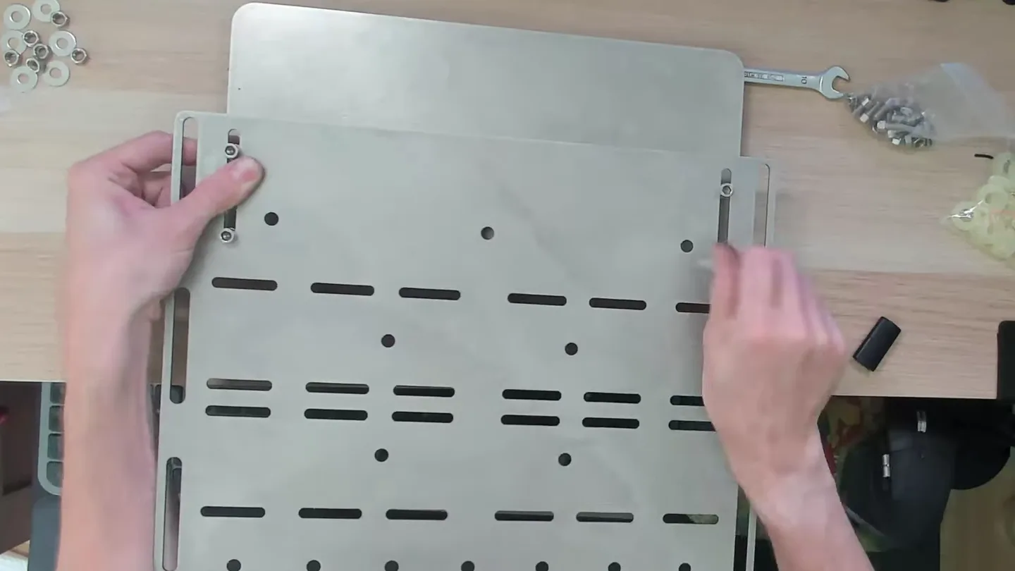 La base plate et sa plaque à talons, percées de partout. Pas de plan dans le carton : j'ai dû le demander au vendeur.
