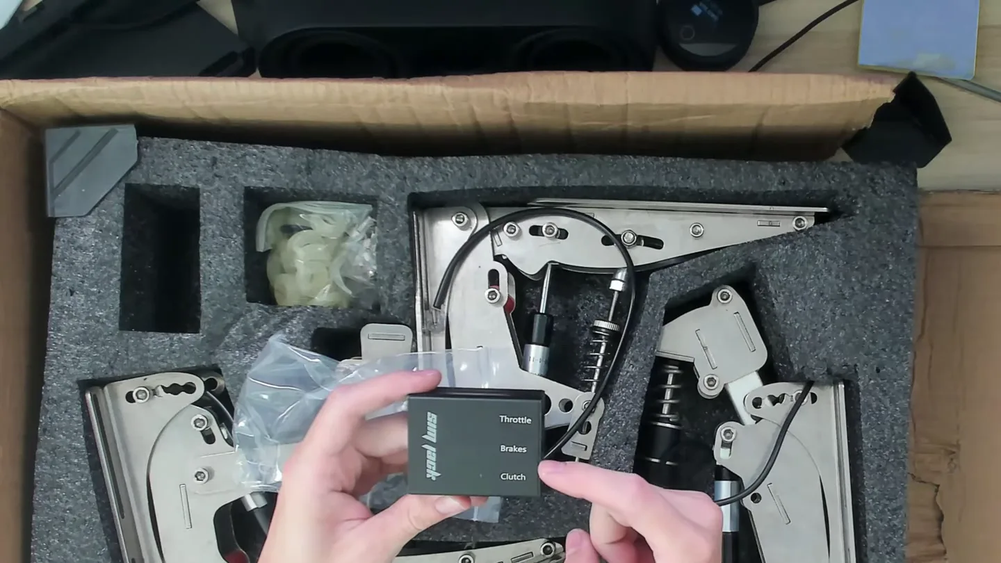 Un petit boîtier en métal, plutôt qualitatif, avec une entrée par pédale. Au premier branchement, le PC ne l'a pas reconnu : tout s'est joué sur la version de FreeJoy.
