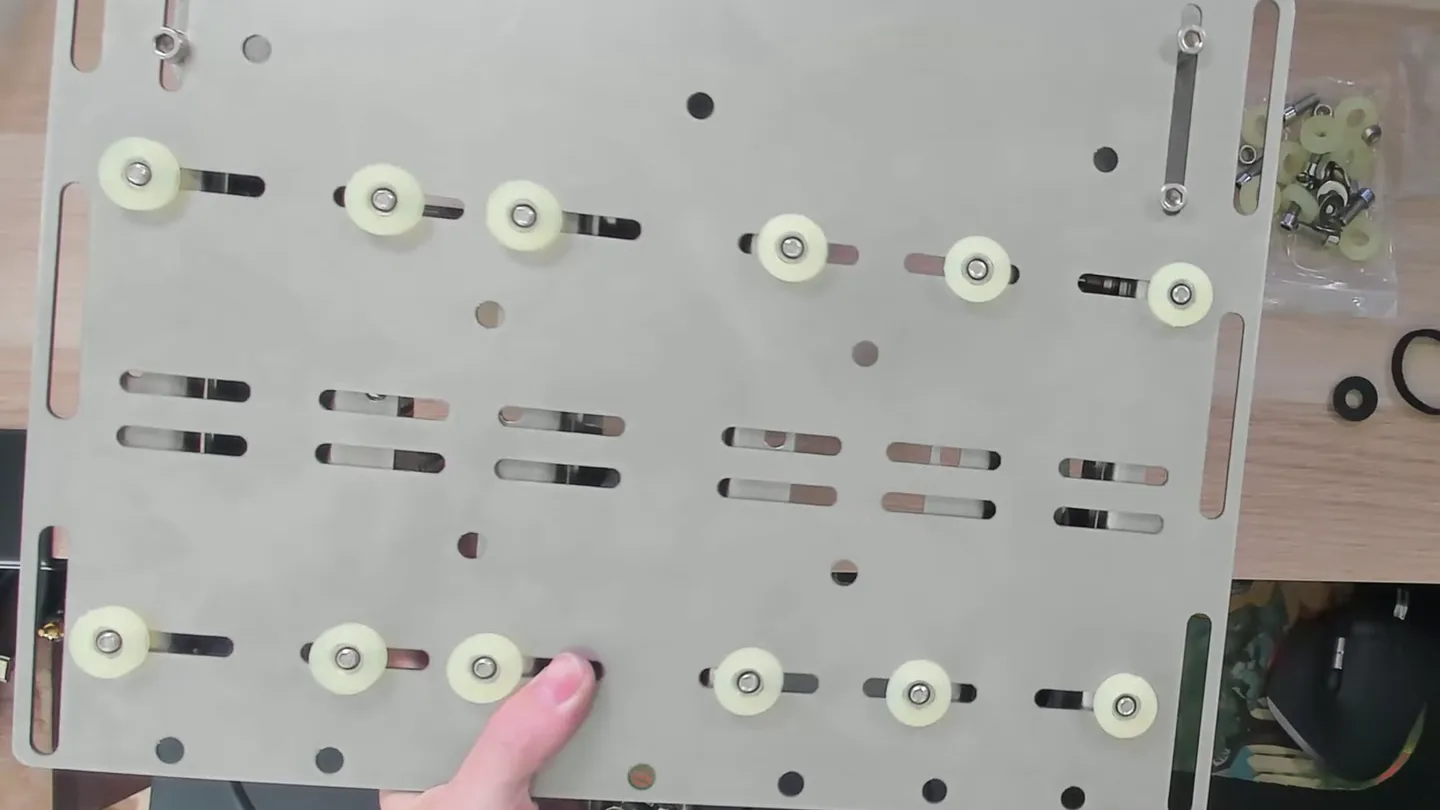 Les pédales se fixent par en dessous, avec des écrous. Les rondelles en silicone par-dessus permettent de visser la plaque au châssis avec des vis plus longues.