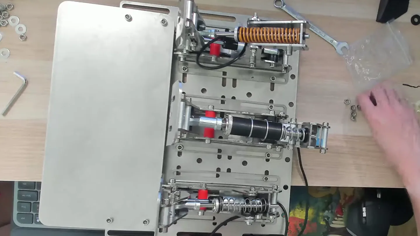 Ressort à l'accélérateur, élastomères au frein, gros ressort à l'embrayage : trois mécaniques, trois ressentis. C'est au frein que la différence avec mon Fanatec se fait.