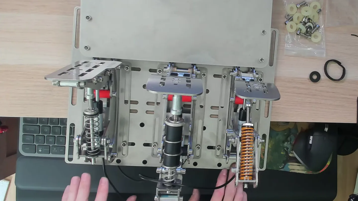 Les pédales coulissent dans les lumières, la base plate d'avant en arrière. Mais chaque nouveau réglage oblige à tout redémonter du châssis.