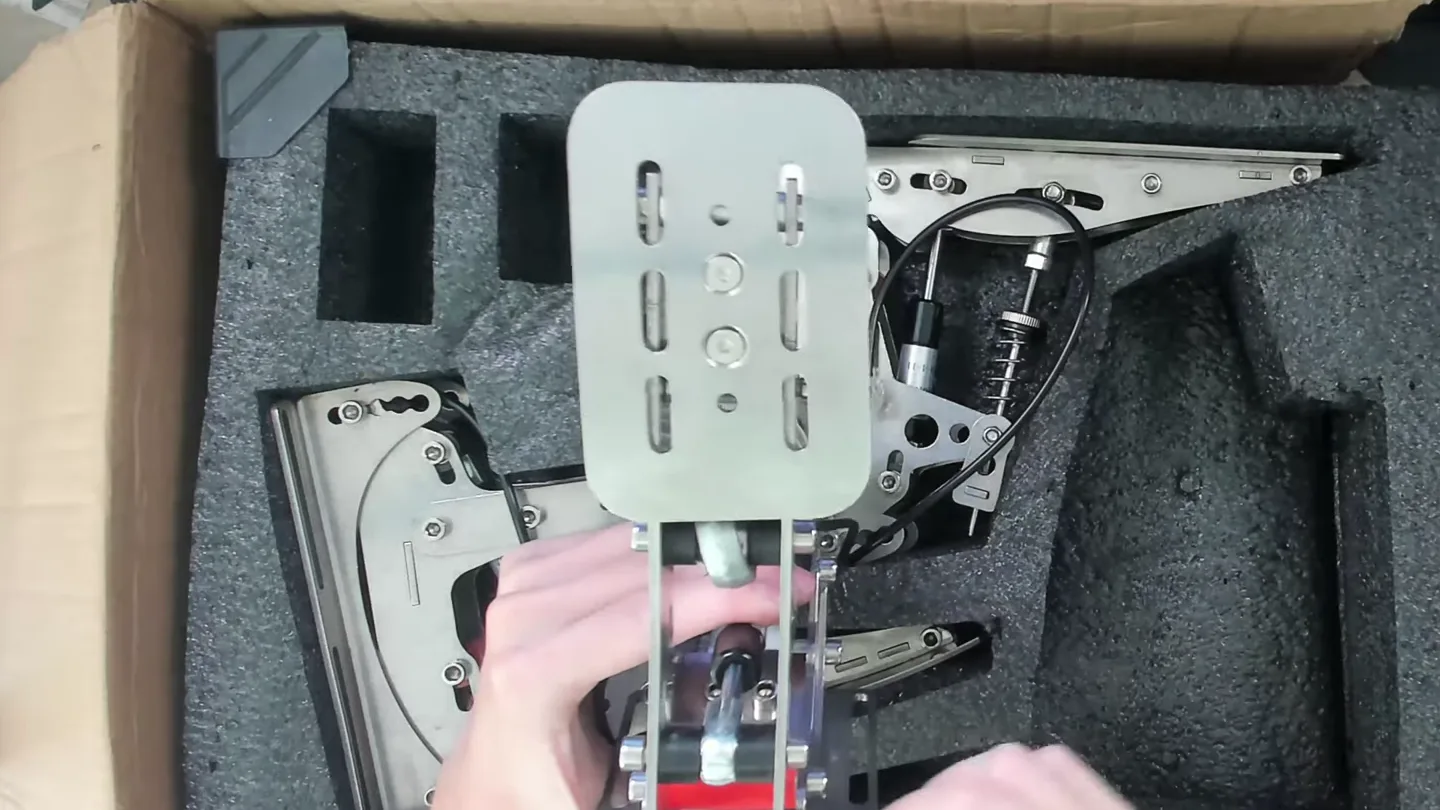 Tout en métal, jusqu'au moindre plateau. Pour 200 €, c'est un pédalier que je vous conseille fortement, si un peu de bricolage ne vous fait pas peur.