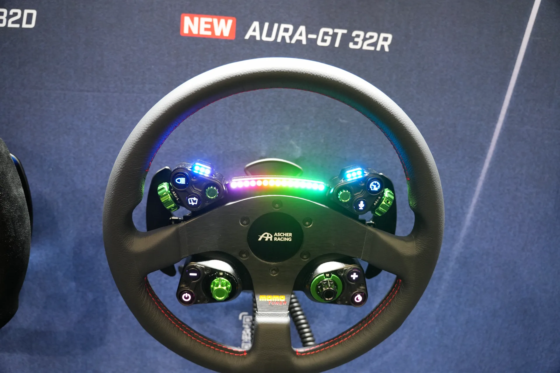 L'AURA GT 32R, la version à jante ronde, shift lights allumées : sur un volant GT, la jante cache souvent les LED du tableau de bord, explique Marcel.