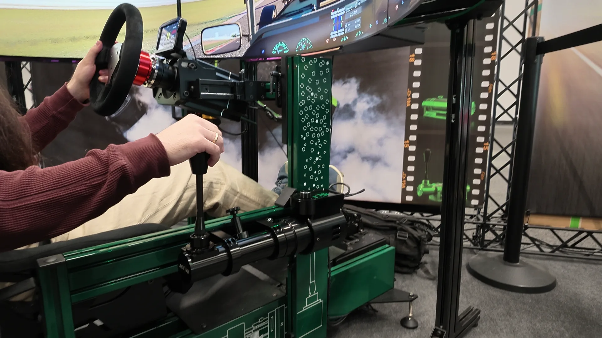 L'Active de BDH en roulage sur le stand : c'est le moteur qui crée le craquement de boîte et le rejet. Rater son passage se paie dans la main.