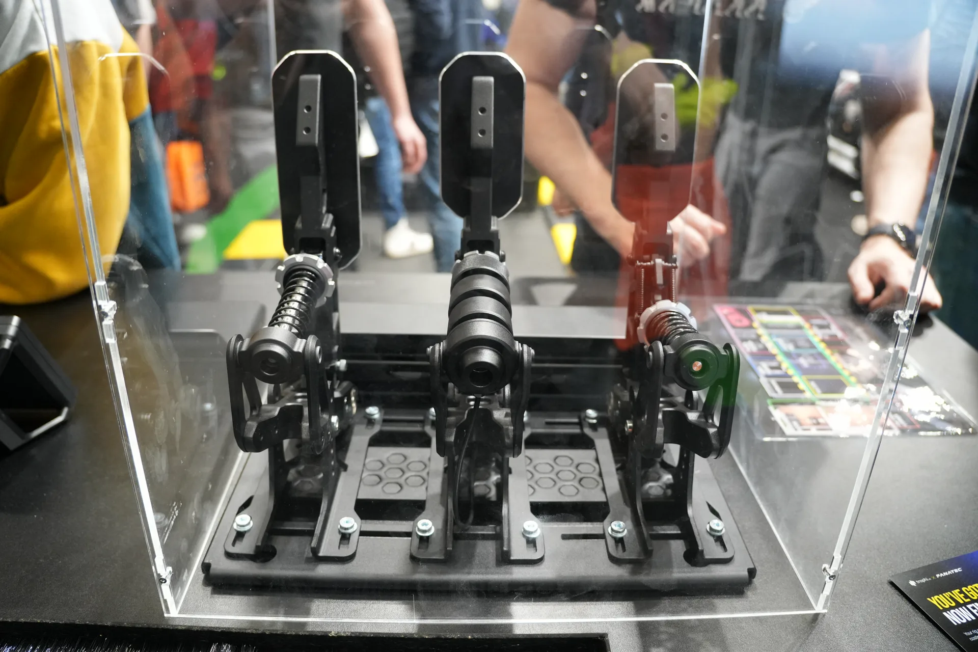 Les ClubSport Pedals V4 sous leur cloche, avec leur plaque de fixation incluse, ce que n'ont pas les Podium Pedals. Ni prix ni date, seulement « l'an prochain ».