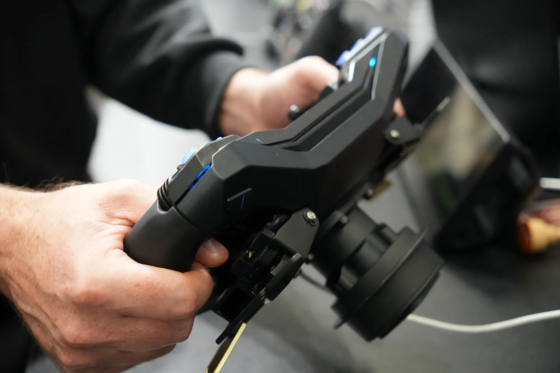 Le prototype en main sur le stand Fanatec : toute la rigidité vient de ce capot arrière, qui sert de châssis. D'où aucune vis en façade.