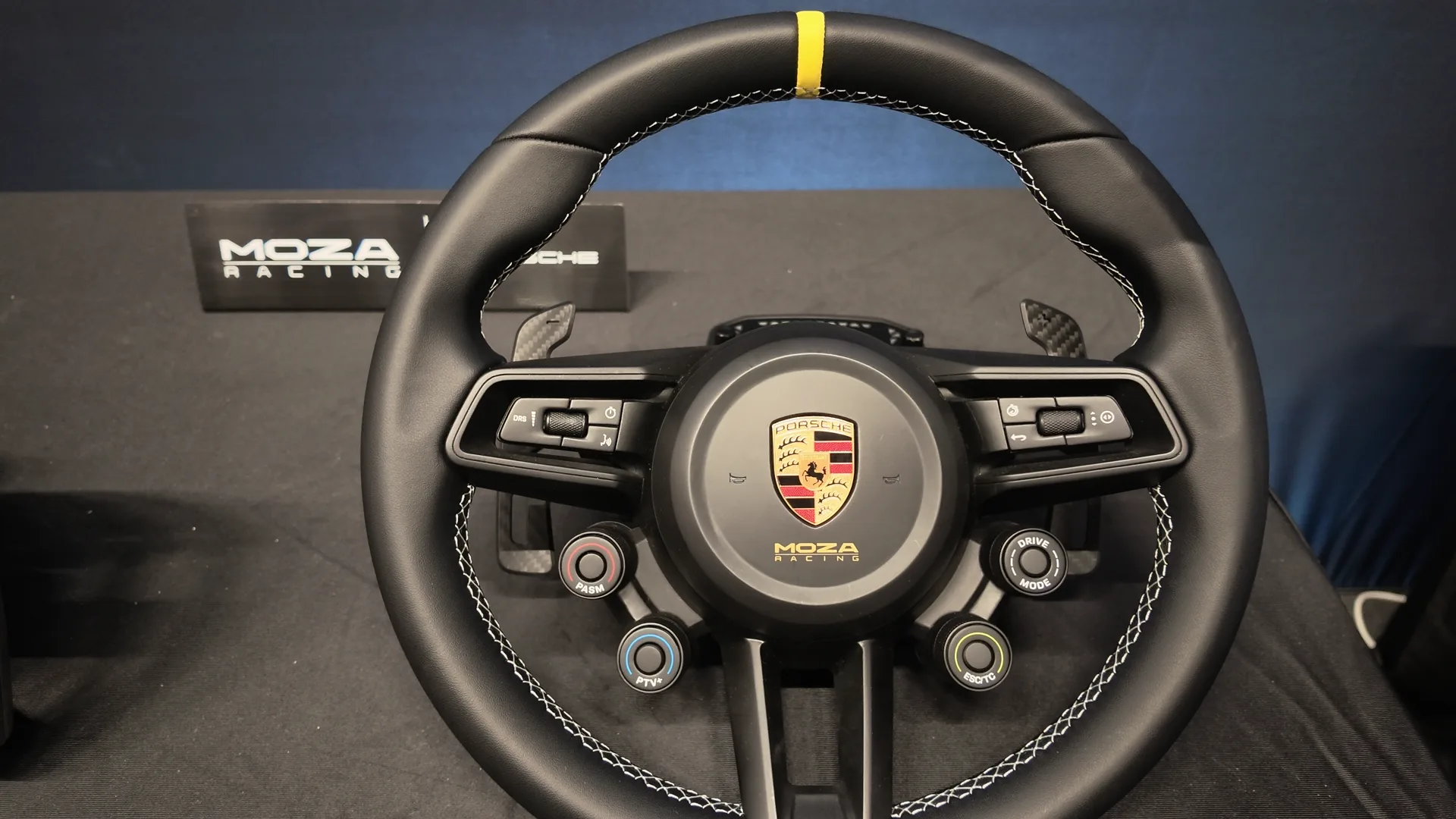 Presque la réplique exacte du volant de la vraie 911 GT3 RS, selon Ish. La seule différence visible : le logo MOZA, dans le même or que l'écusson.