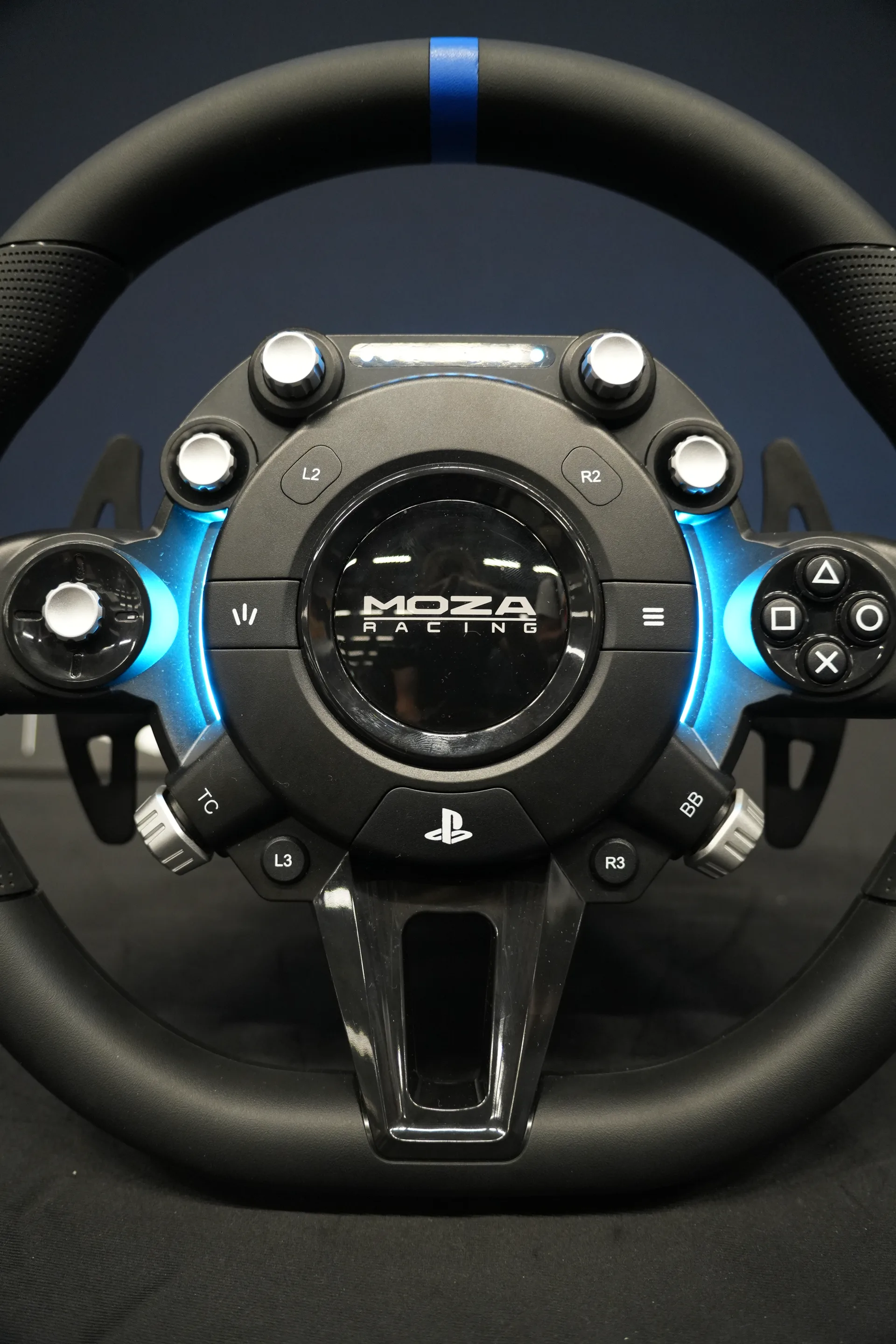 Le volant PlayStation de MOZA, touches de la manette comprises. Il est livré avec le R16S Ultra ou le R5S Pro, et un pédalier SRP2.