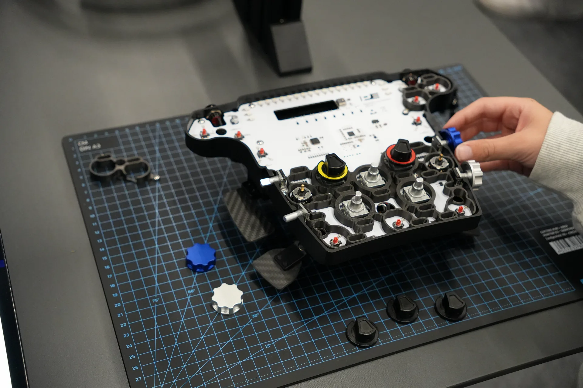 Un volant en cours d'assemblage sur le stand : le circuit imprimé arrive tout prêt, rien à souder, et on choisit ses molettes.