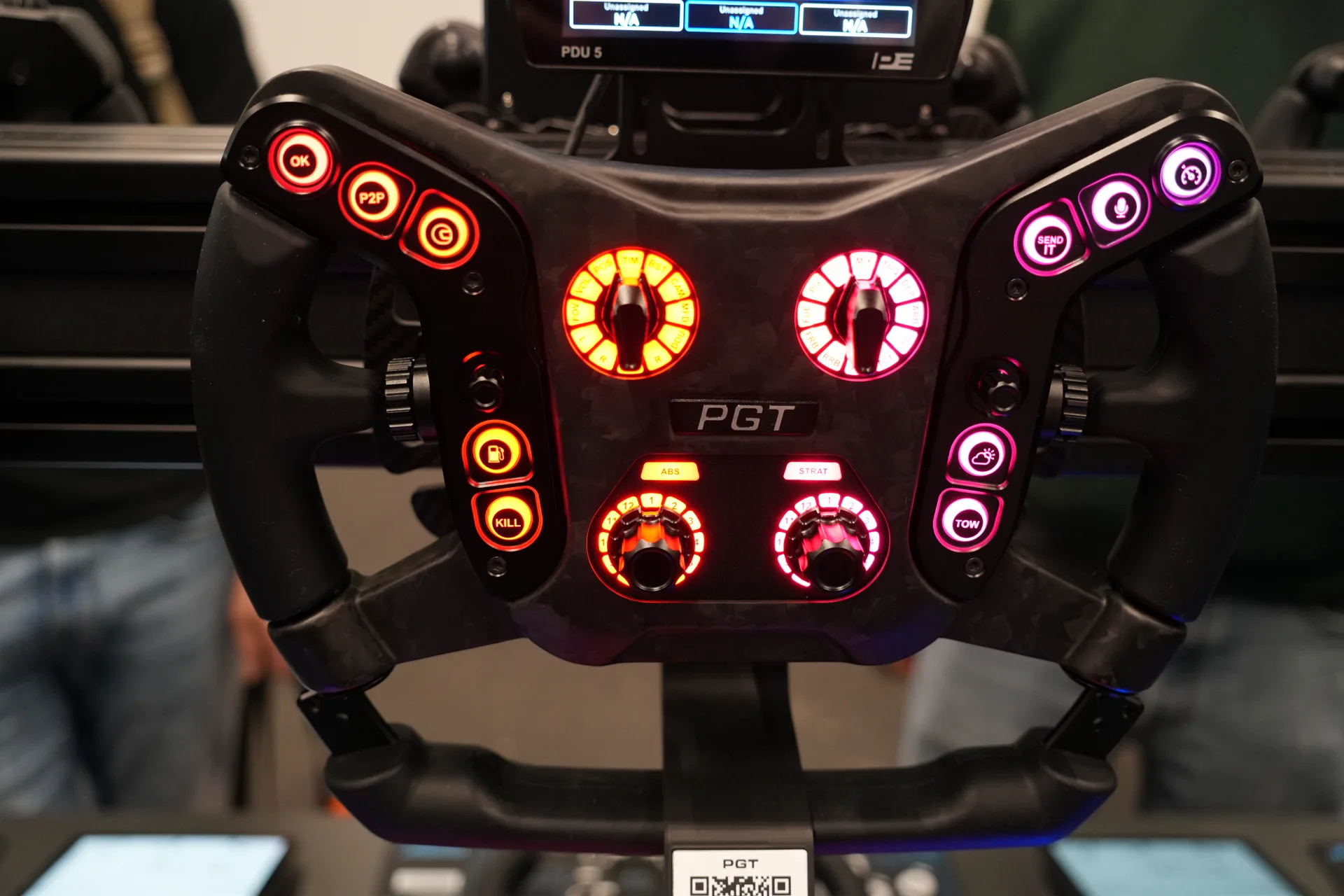 Le PGT, dernier volant de Pokornyi Engineering, dans sa coque en carbone sur mesure. Poignée à boutons amovible, molettes et autocollants au choix.