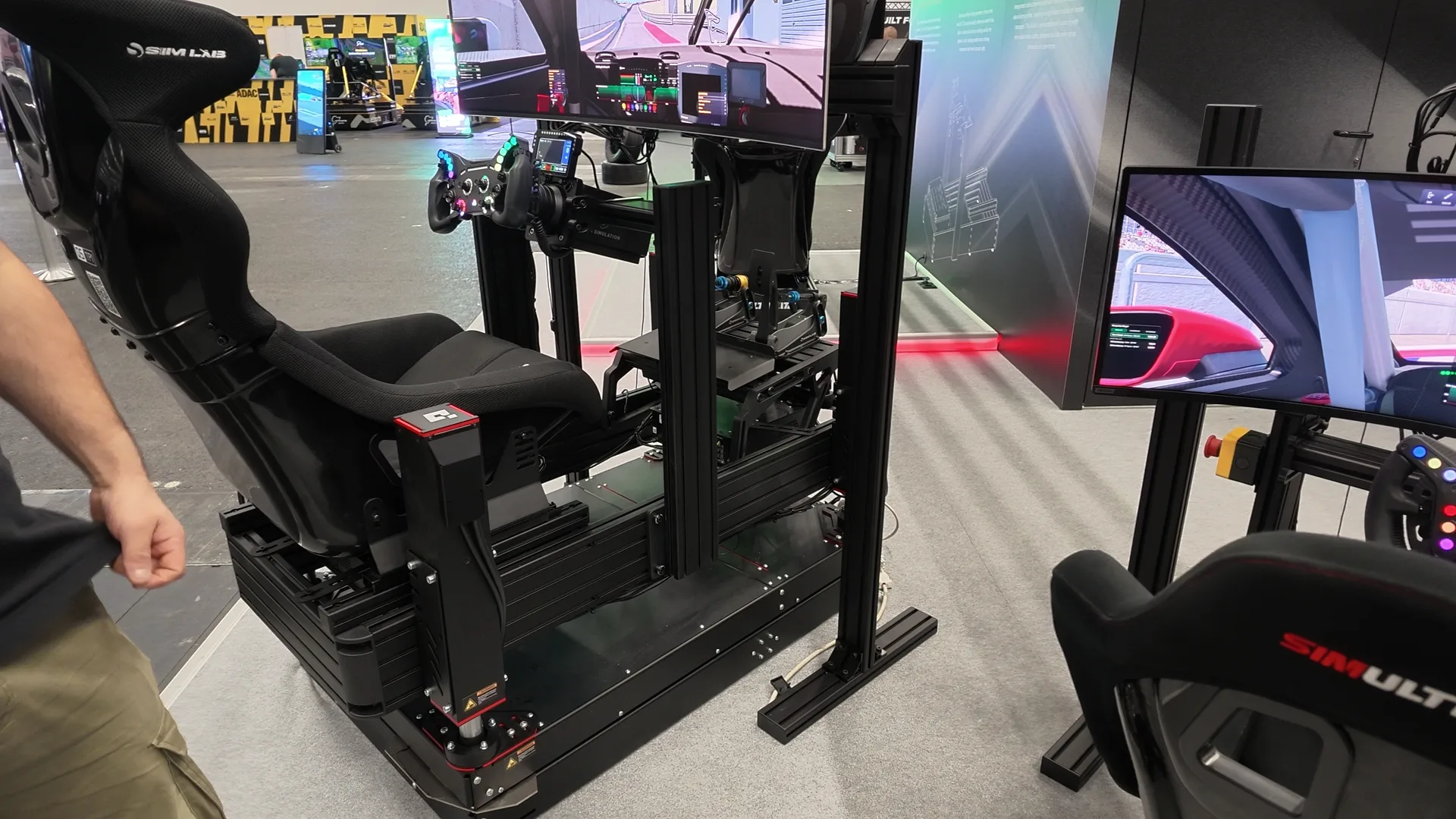 Le cockpit du stand SimUltimate sur les vérins QS-220 et la nouvelle plateforme TP1. « Très fluide », avec beaucoup de détails, selon SimUltimate.