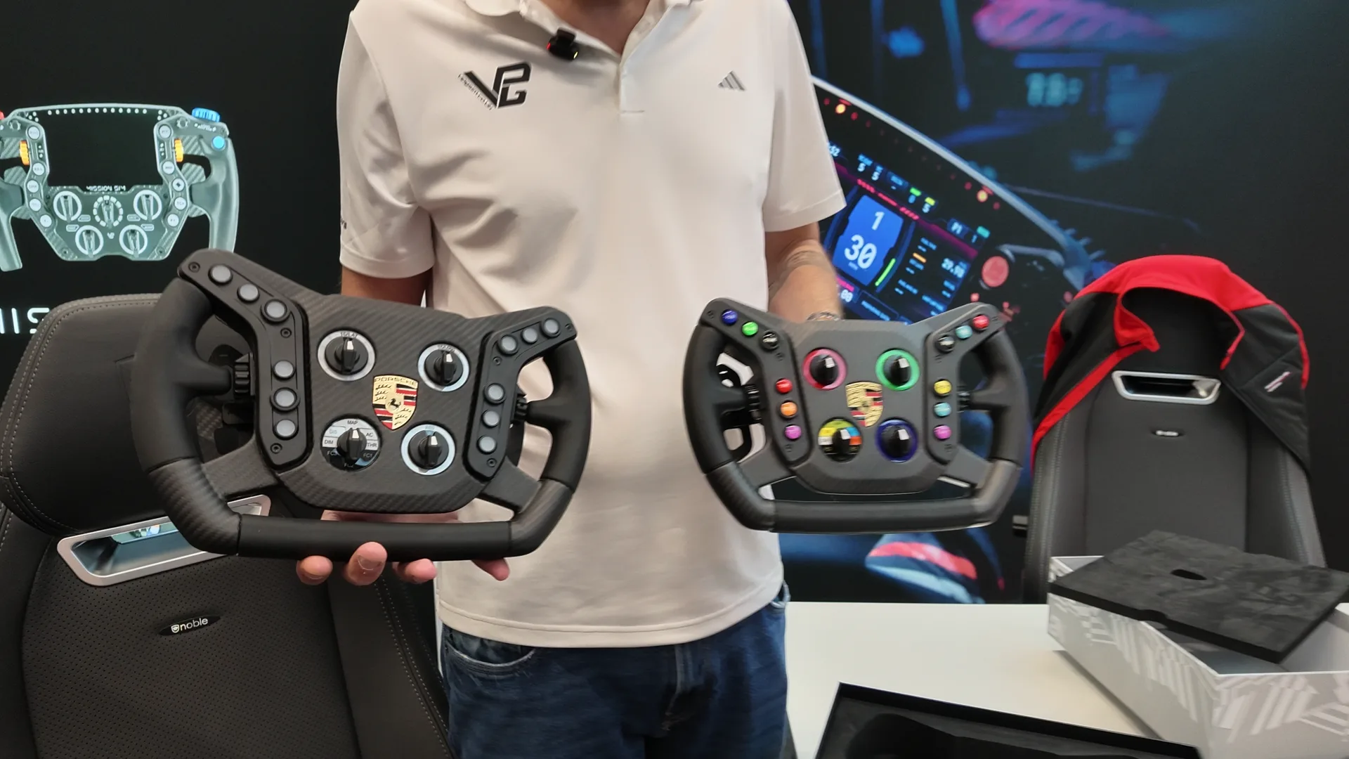 Le volant de la vraie 911 GT3 R et la version de VPG, côte à côte dans les mains de Mike. Même plaque avant, même coque, mêmes poignées, assure-t-il.