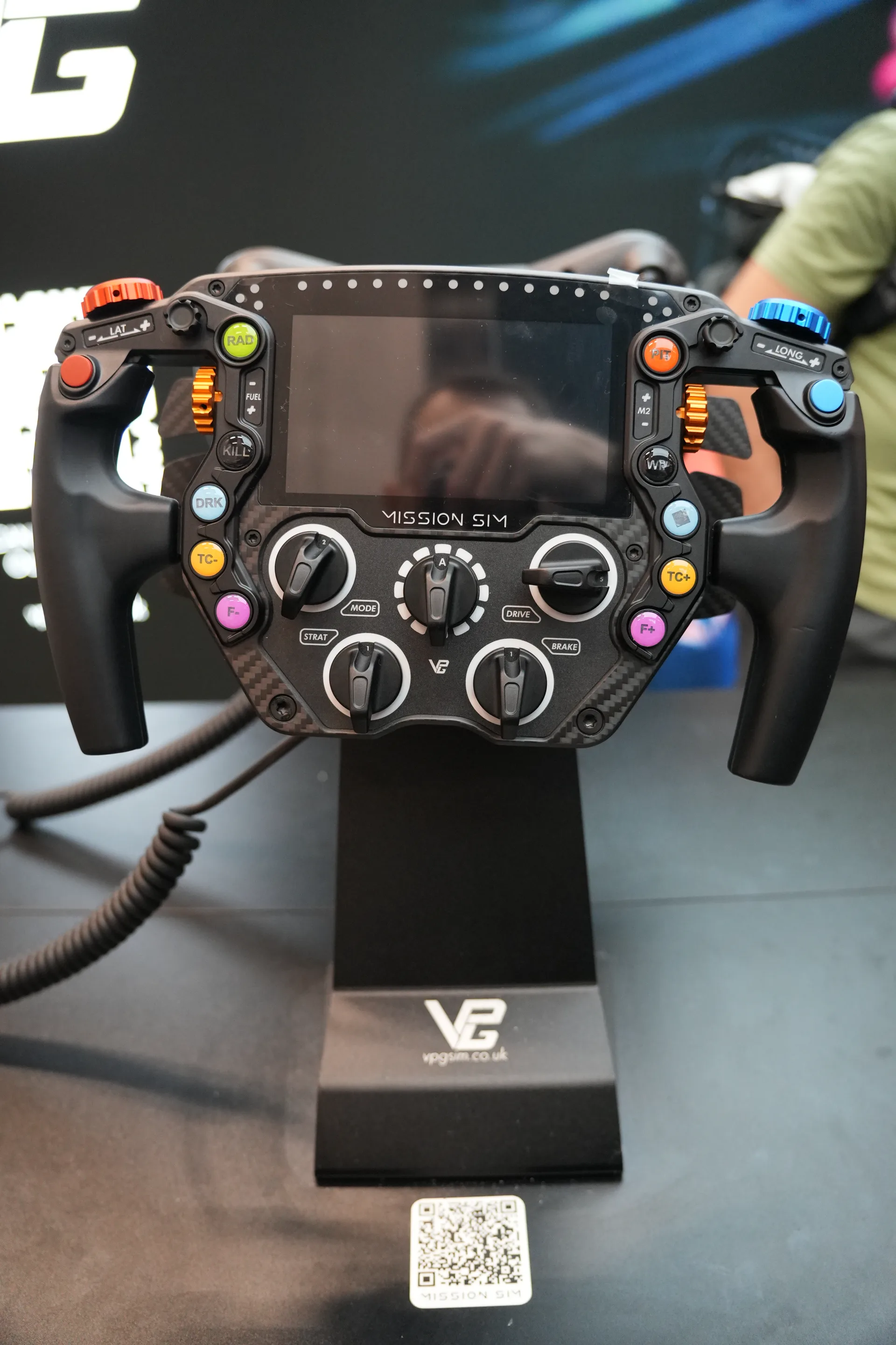 Le Mission Sim sur son support, au stand VPG : un écran de 5 pouces sur un volant de 29 cm. « Ce n'est pas facile à faire », reconnaît Mike.