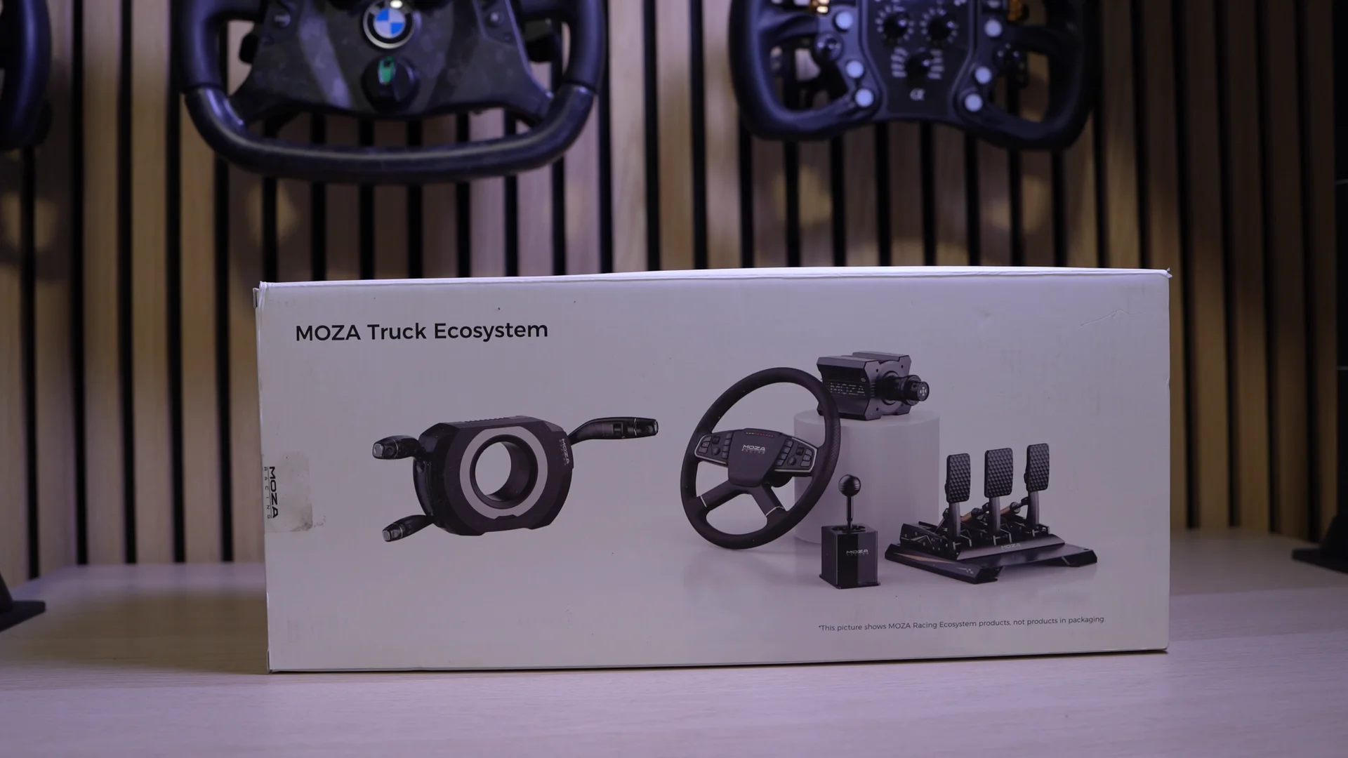 Vue du coffret MOZA Truck Ecosystem avec base, volant, commodo et pedalier