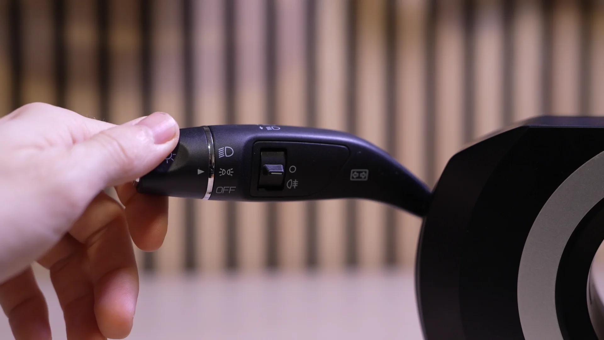 Le commodo phares et clignotants en main