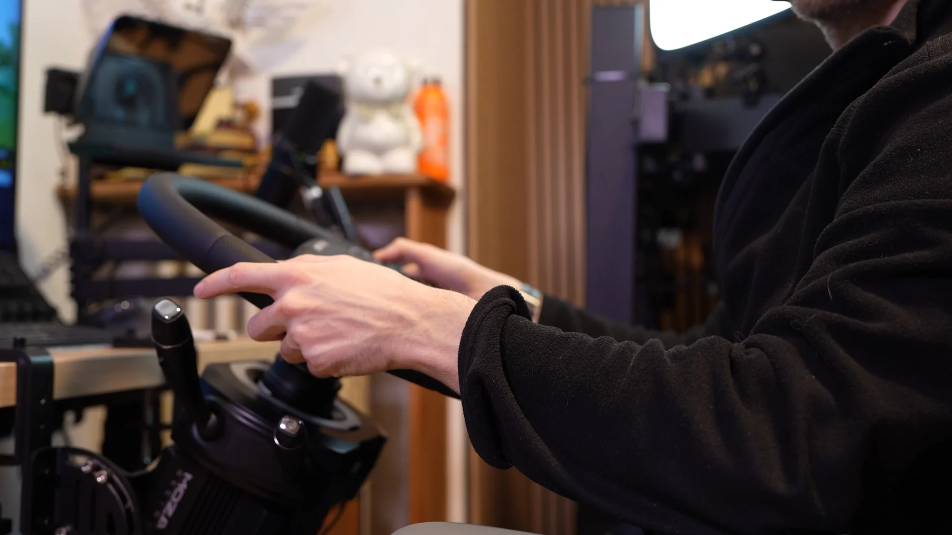 Les mains sur le volant camion en position de conduite