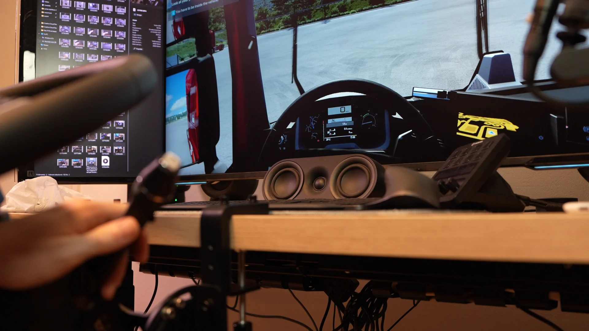 Vue du setup bureau avec le tableau de bord ETS2 visible à l'écran