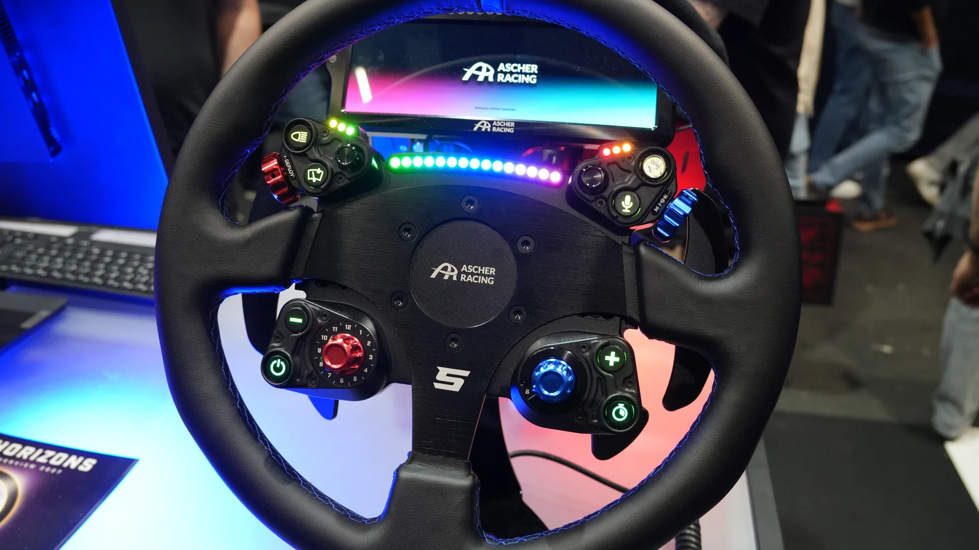 Les modules de l'AURA GT d'Ascher Racing sur une autre jante, posés sur une table du stand. Enfin un hub haut de gamme, en métal.