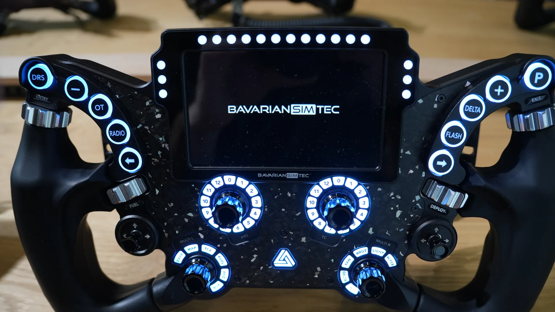Le Delta PRO de BavarianSimTec. Pas de nouveau volant ni de hub cette année, mais de la personnalisation, et enfin des labels qu'on peut changer.
