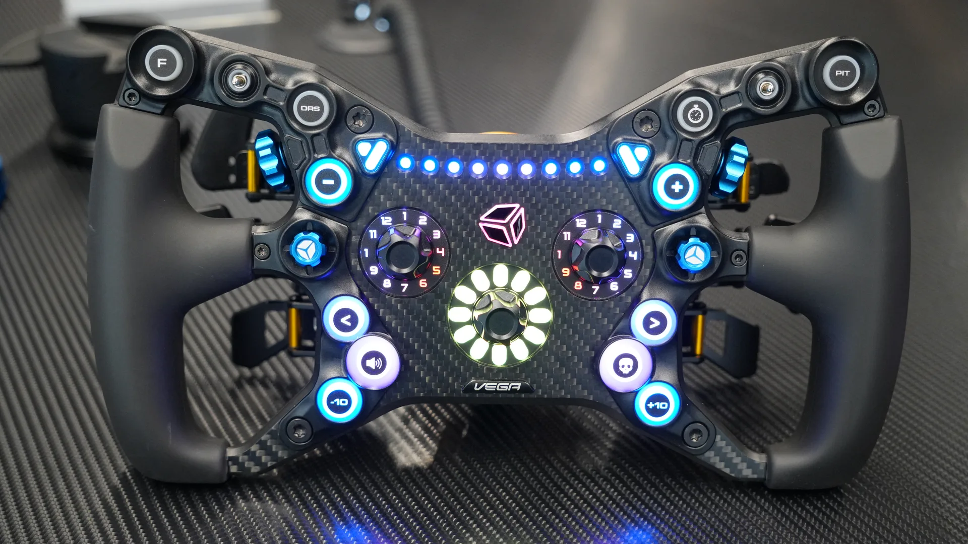Le Vega de Cube Controls. Sur le stand, on m'a dit que son design s'inspirait de la Lamborghini : il ne me parle pas du tout.