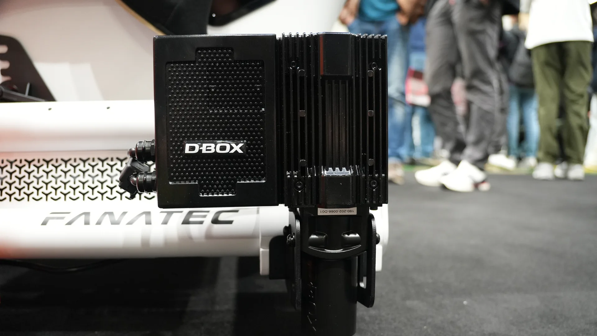 Un vérin D-BOX sous un cockpit Fanatec. Le Streaming Pod de la marque en avait aussi : quand je suis passé, ils ne marchaient pas.