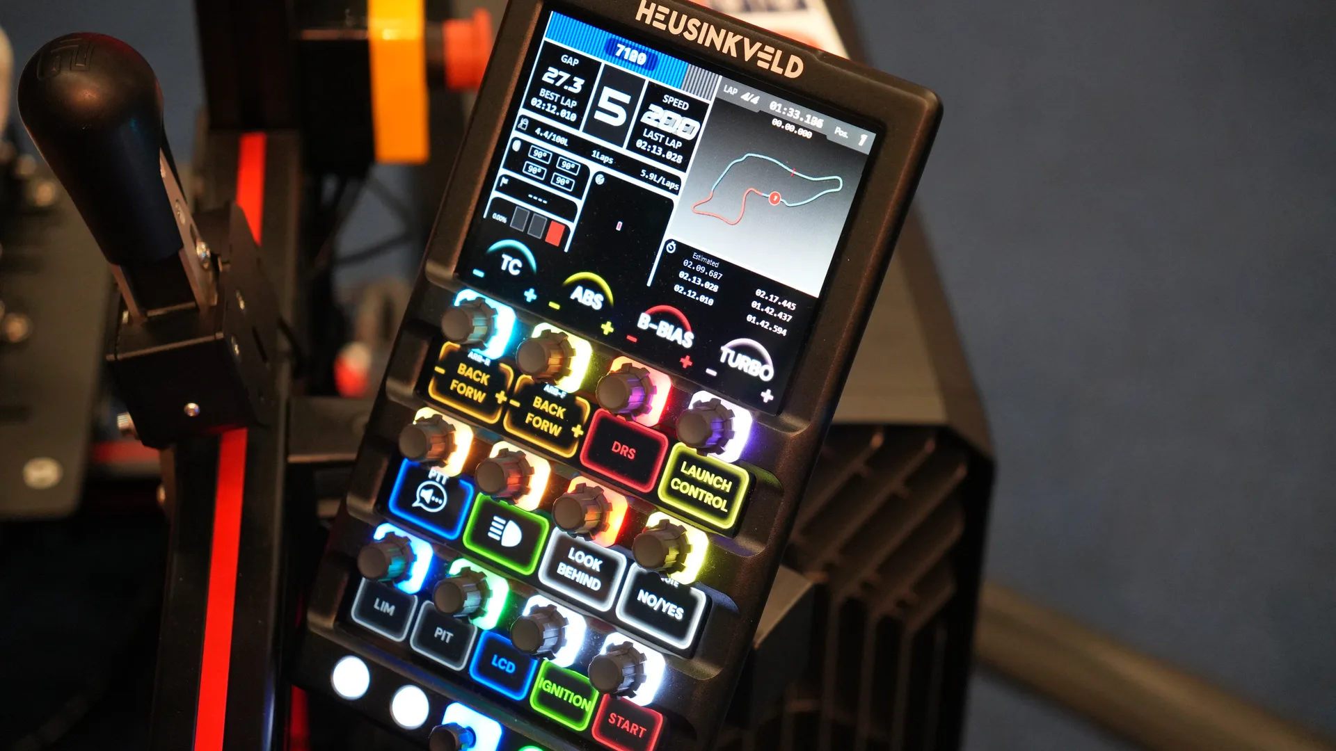 Le DisplayDash de Heusinkveld, allumé sur un simulateur du stand. Chez moi, il remplacerait deux appareils d'un coup.