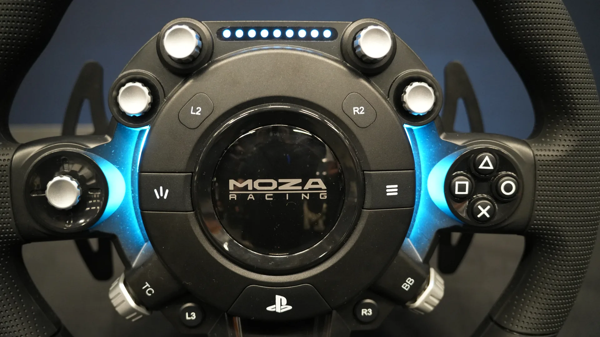 Le volant PlayStation de MOZA, touches de la manette au centre. Je le trouve plus qualitatif que celui de Fanatec, surtout allumé.