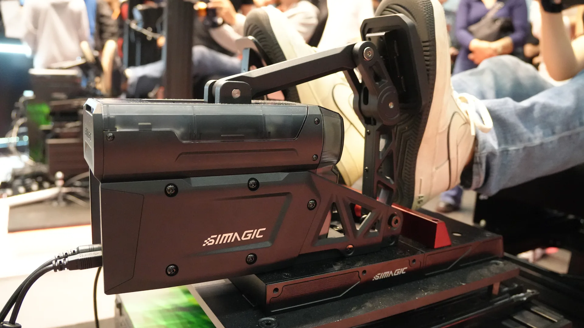 La P-Active de Simagic, pied dessus, sur le stand. Je ne l'ai pas essayée : la queue était longue et les avis partagés.