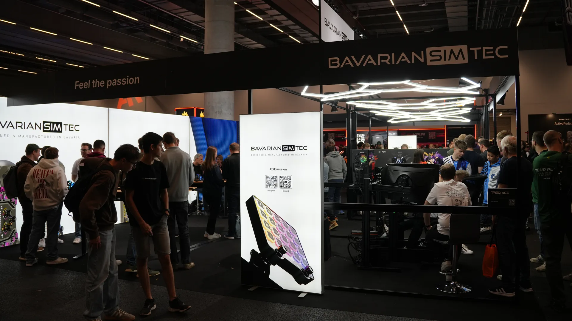 Le stand BavarianSimTec, épuré et tout en lumière : un stand « à la Apple ». Le haut de gamme se voit aussi dans la façon de se présenter.