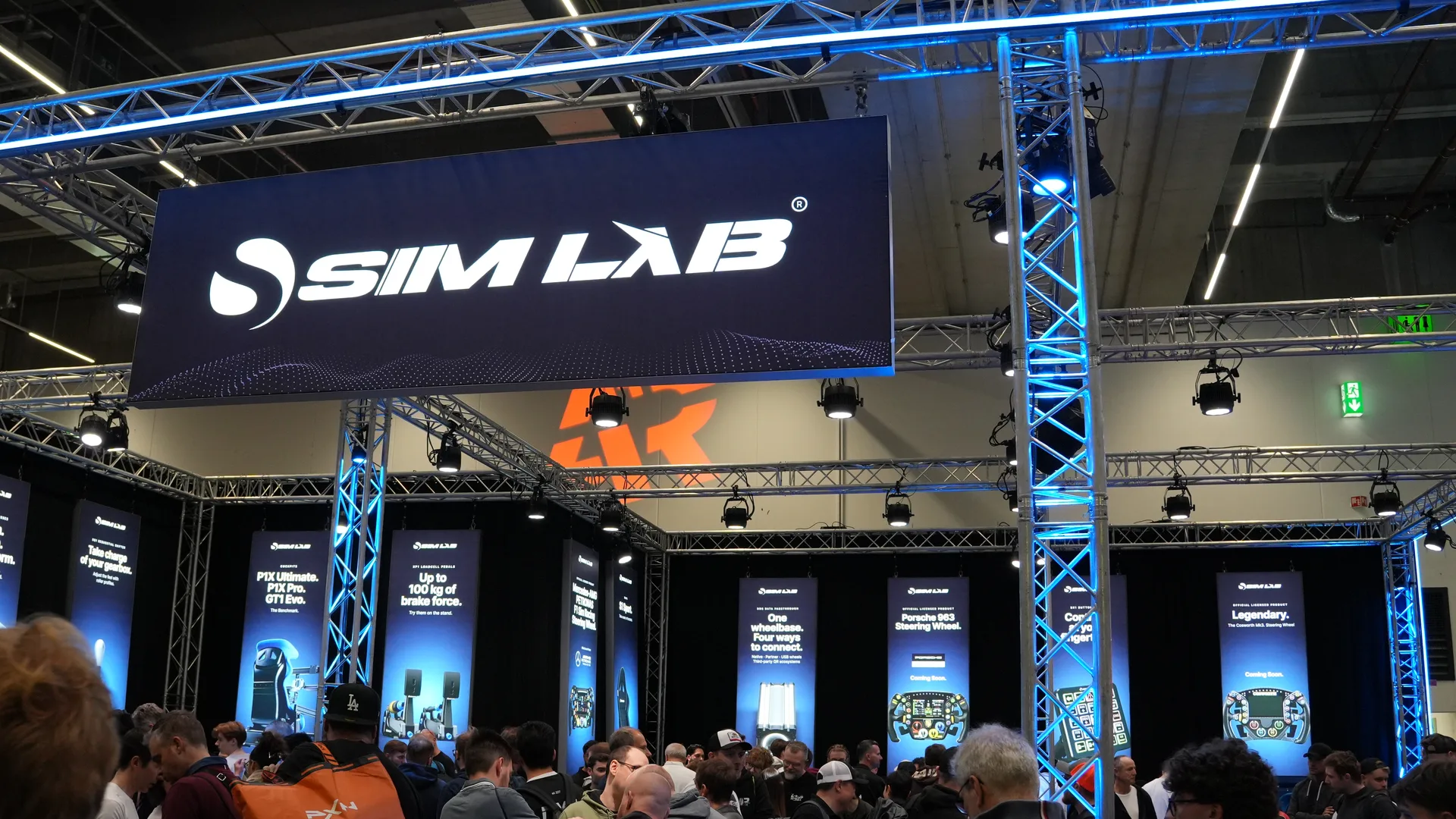 Le stand Sim-Lab le samedi, peu avant 10 heures, déjà noir de monde. Le vendredi était calme ; le samedi, c'était blindé.
