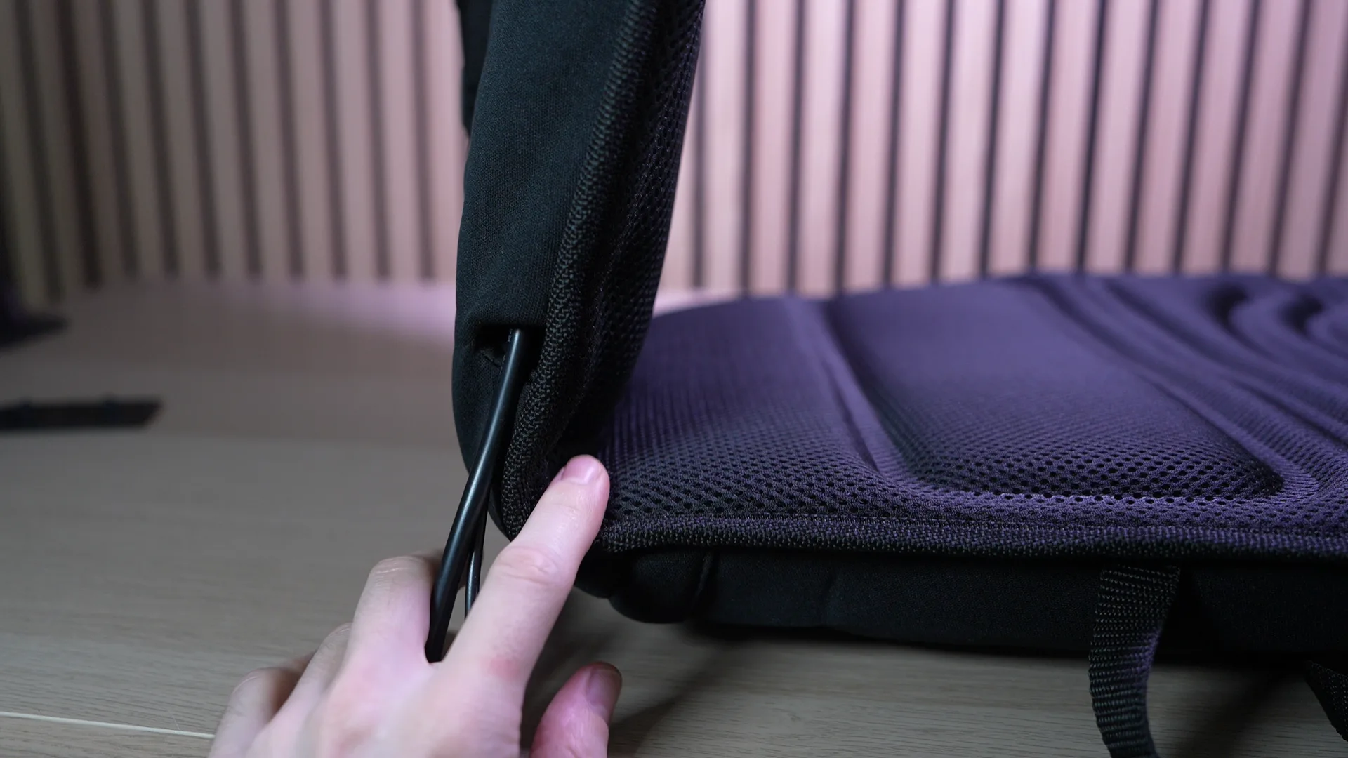 Détail du tissu mesh en bas du coussin