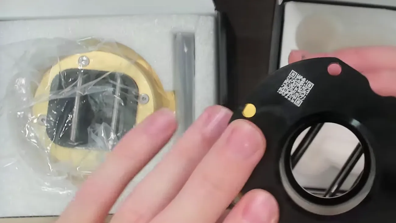 Sous le QR2 Pro de Fanatec, un QR code marqué dans la platine. D'occasion, c'est ce genre de marquage qui distingue un original d'une copie.