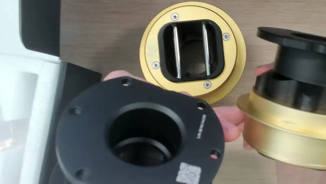 Même corps, même platine : le Simube est un QR2 classique avec une bague dorée. Le QR code marqué sur la platine, je ne l'ai trouvé que sur les Fanatec.