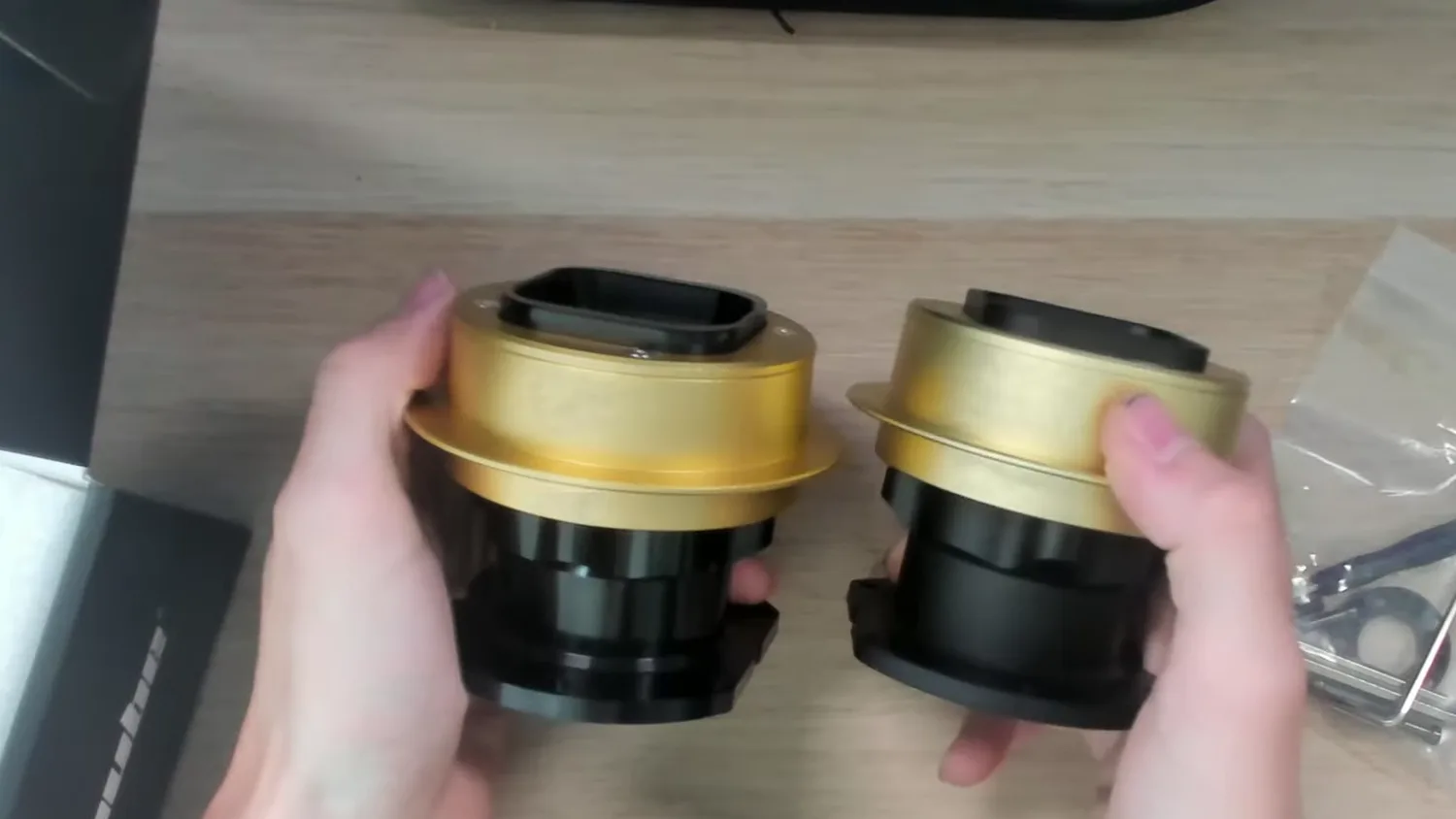 C'est de profil que l'écart se voit : le corps noir brillant du QR2 Pro de Fanatec, taillé dans un seul bloc, contre le corps mat du Simube.