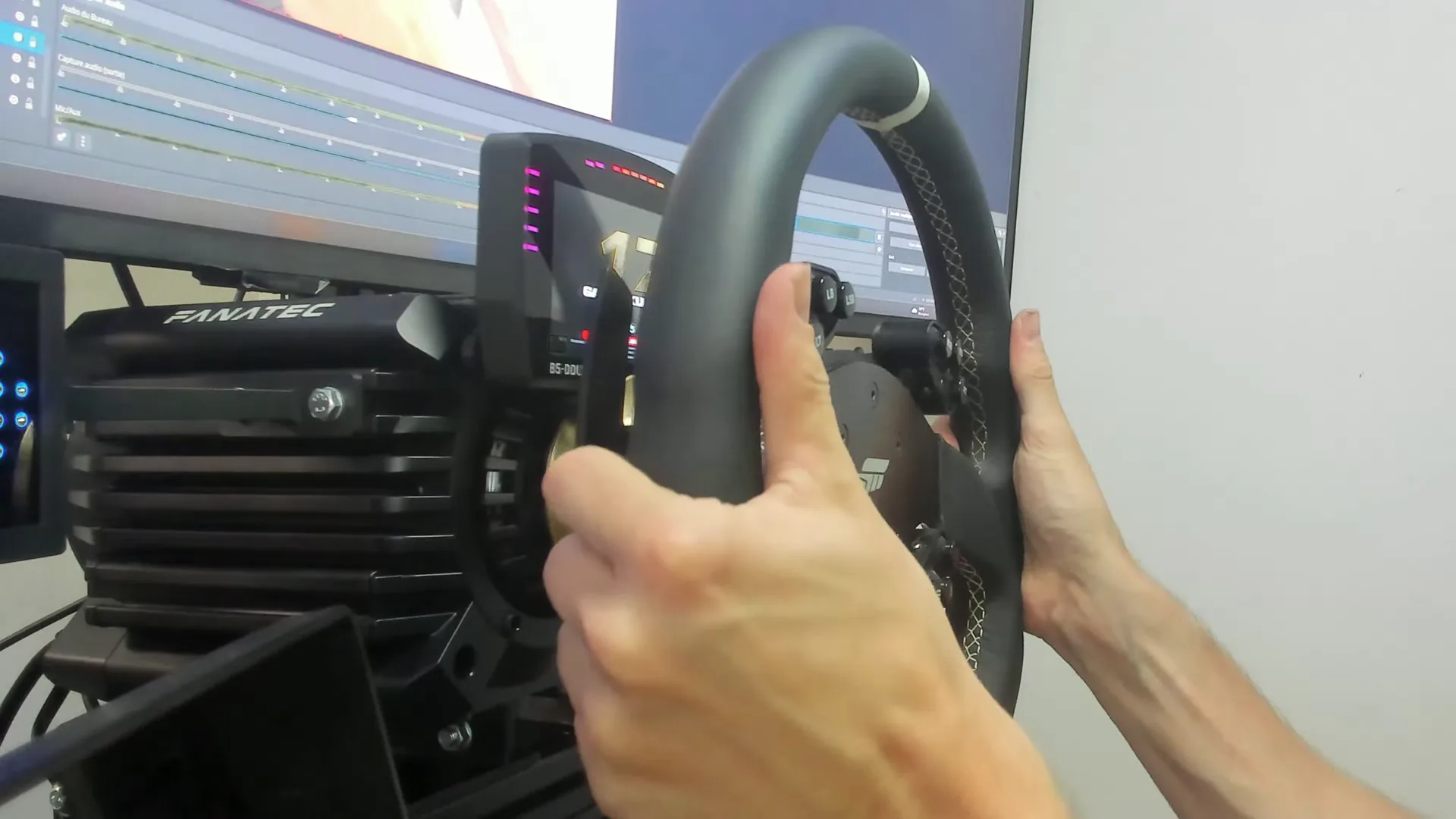Le QR monté sur mon volant, puis clipsé sur la base. Ça se fixe exactement comme un QR2 de Fanatec.