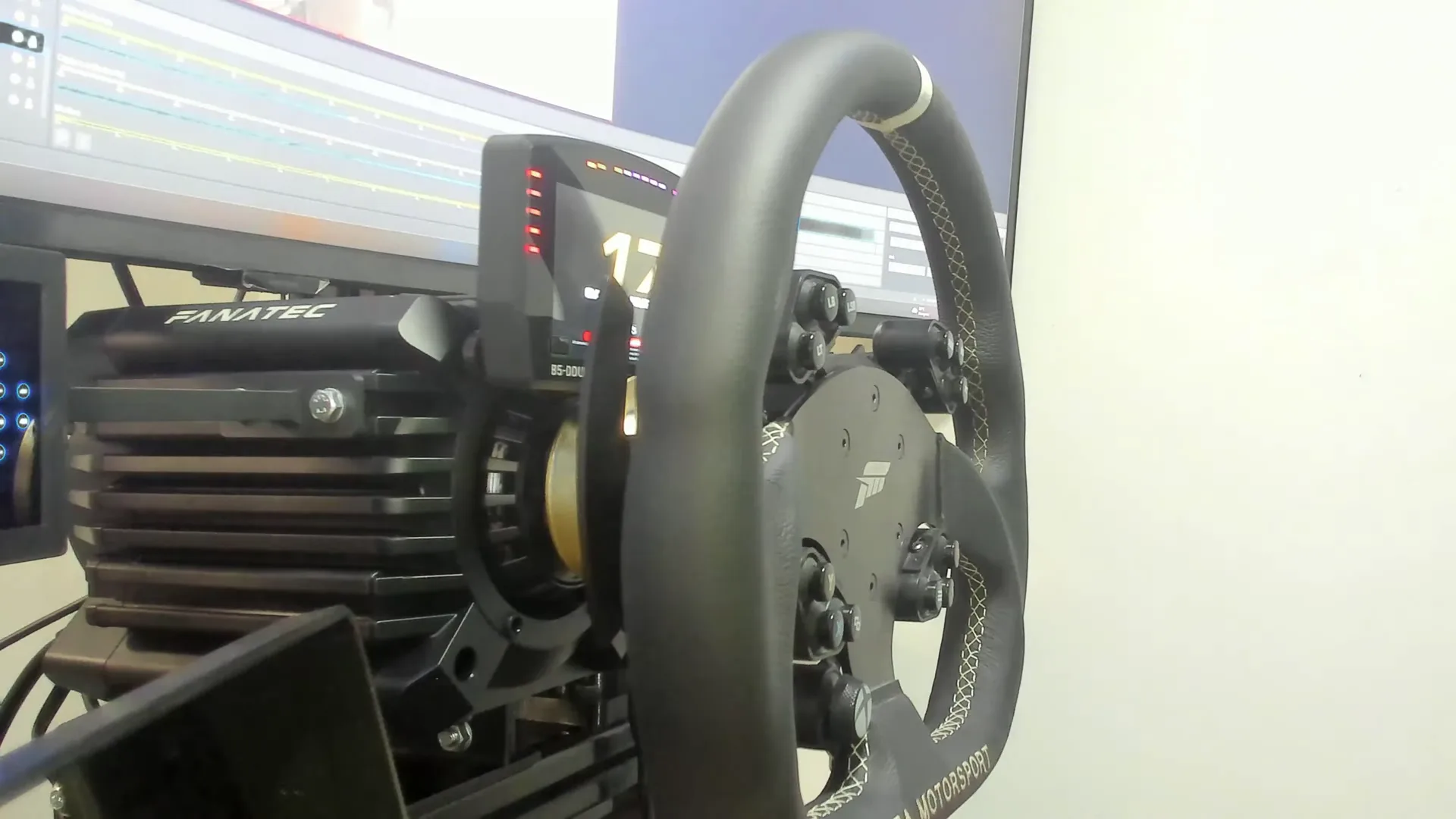 Rigide, pas de jeu, ça ne bouge pas : pour moi, un QR2 aussi bon que celui de Fanatec, pour moins cher.