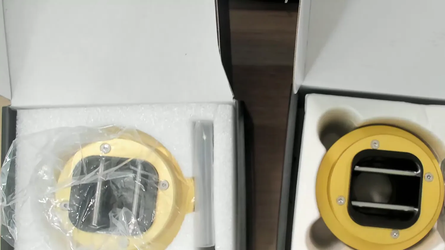 Ouverts, les deux se présentent presque pareil. Le Simube arrive dans de la mousse, sous sachet, le Fanatec dans un calage en carton.