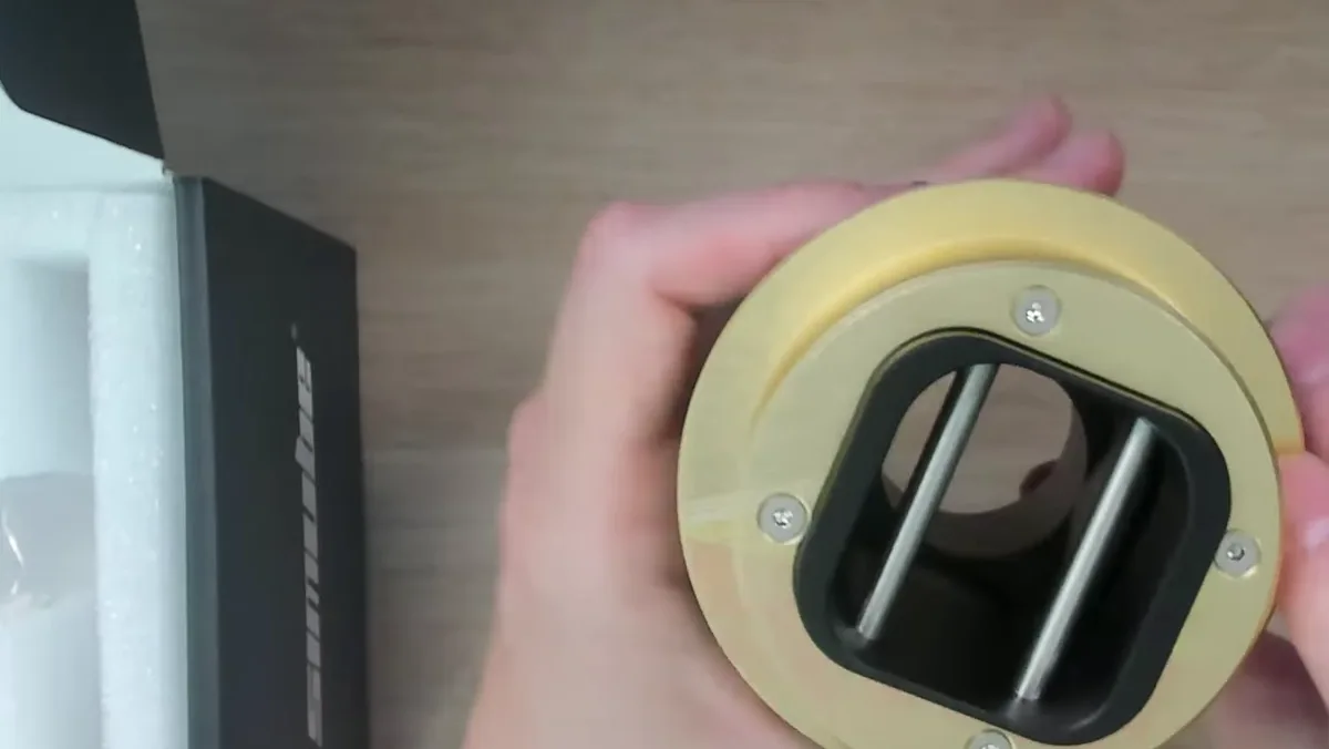 Le Simube de face. À l'œil, rien ne le distingue d'un QR2 de Fanatec, à part cette bague dorée.